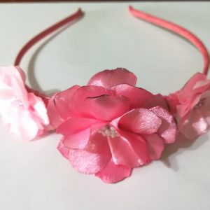 Diadema cu flori roz din satin si margele de nisip