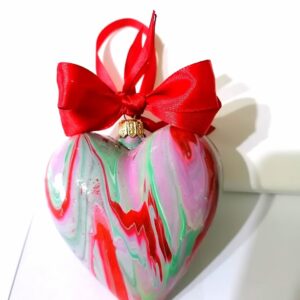 Inimioara pictata cu fundita rosie atasata