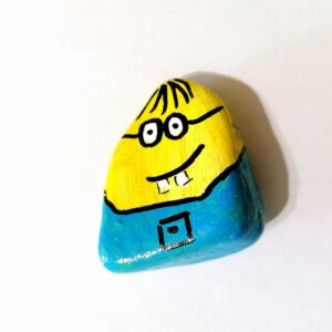 Piatra pictata sub forma de minion