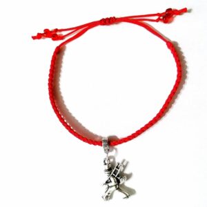 Bratara rosie impletita cu charm cosar