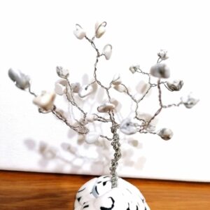 Copacel feng shui cu chipsuri de howlit