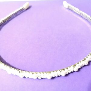 Diadema ingusta cu margelute albe