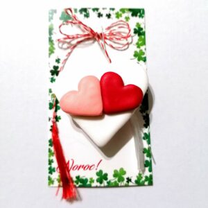 Martisor inimioara alba cu inimioare mici roz-rosu