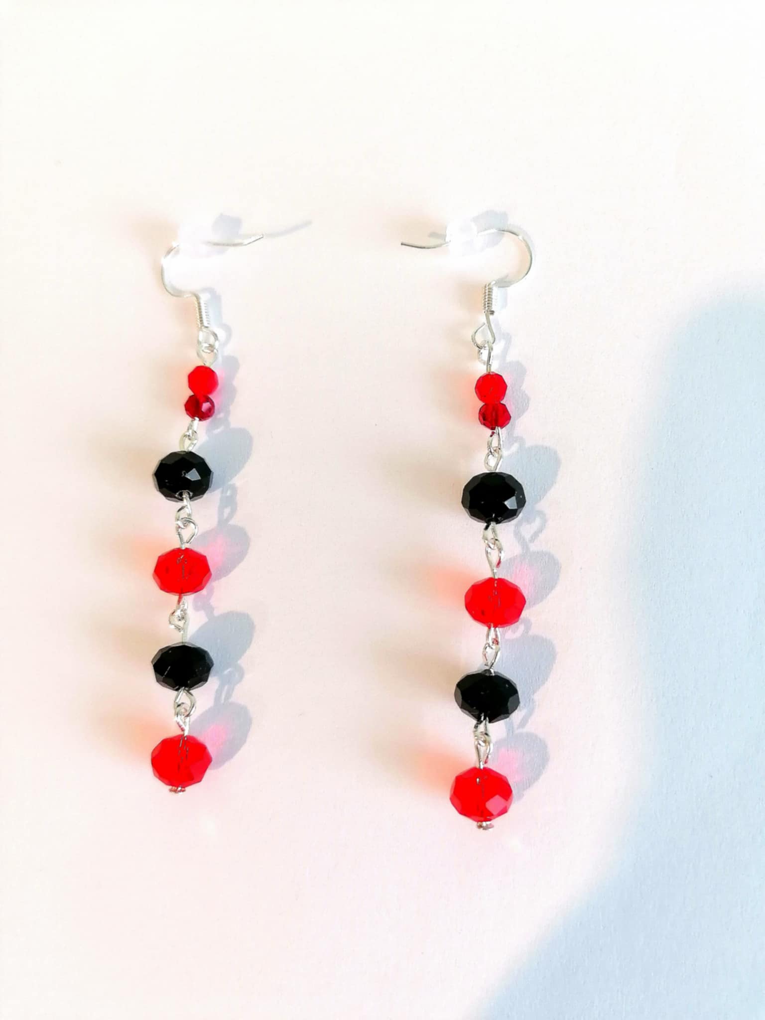 Cercei lungi rosu si negru