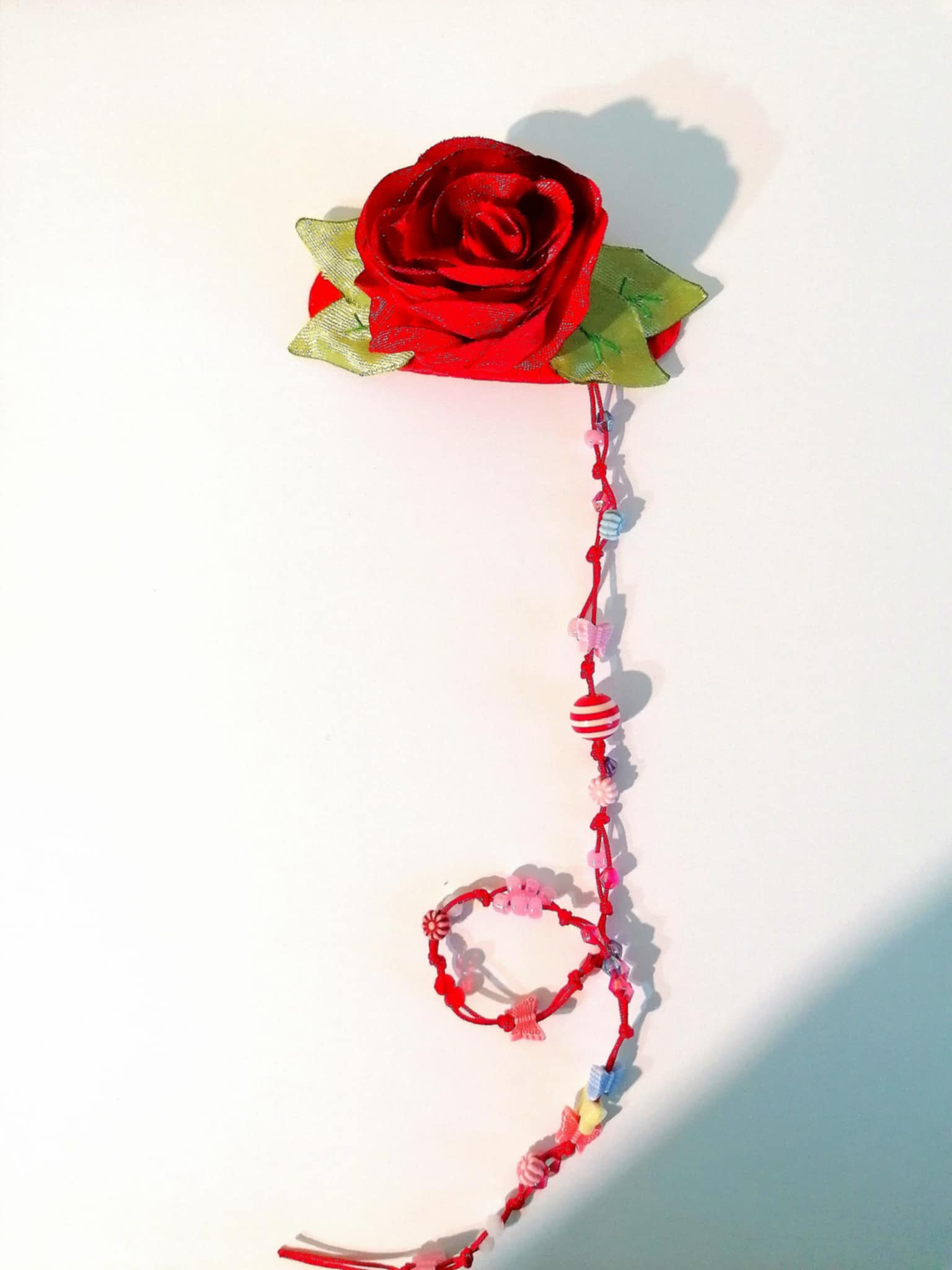 Clama rosie cu codita din snur si margelute