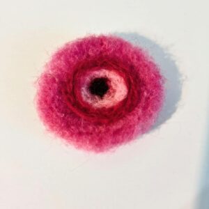 Broșă roz din lână